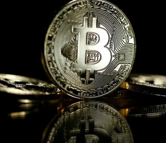 Bitcoin rises 5.6% to $21,044