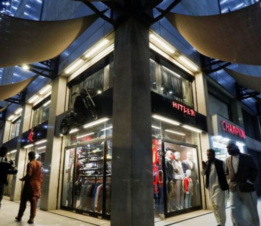 Pakistani markets refuse to close early under government energy saving plan