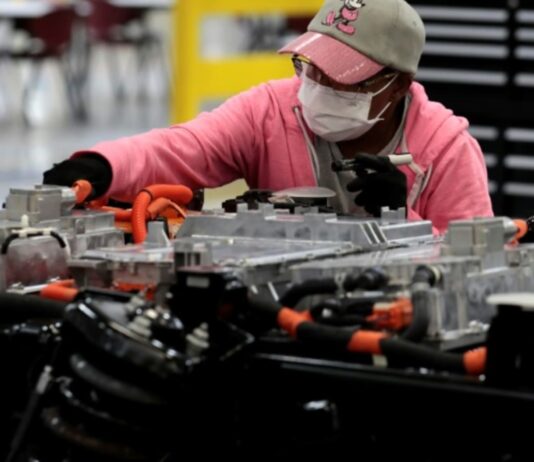 US manufacturing sector weakens on easing demand: Survey