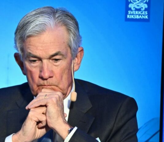 Wall St ends higher, Powell comments avoid rate policy