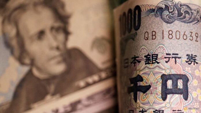 Yen lags while dollar waits on US CPI