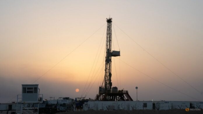 Oil falls more than $1 as attack fears fade