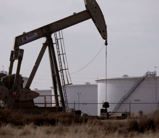 Oil steadies as investors eye Ukraine war, US inventories