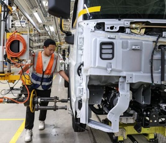 Commentary: Elon Musk and Bill Gates were both wrong on the future of trucks