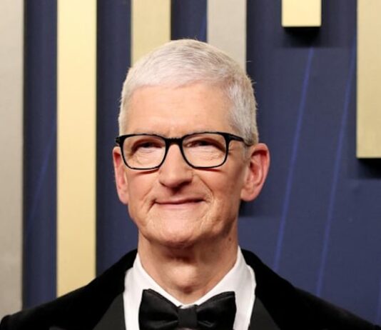 US labor board withdraws claims Apple CEO violated employee rights, Bloomberg News reports