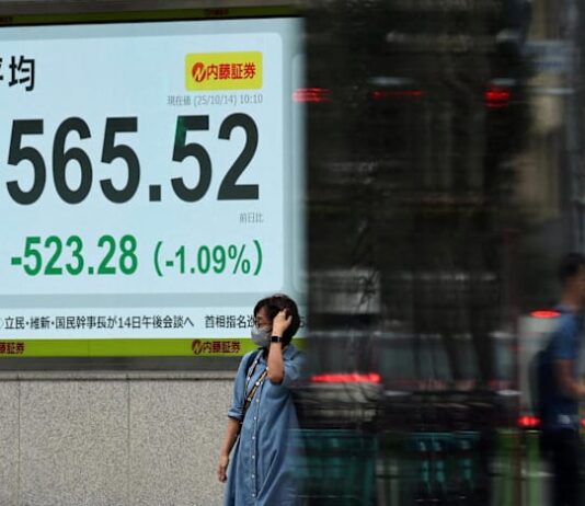 Asia stocks rise as traders weigh China-US row, rate cut hopes