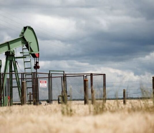 Oil steadies but supply fear keeps it on track for weekly gain