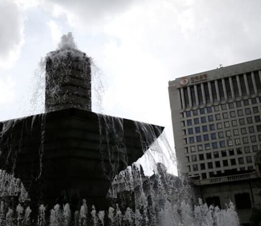 Bank of Korea board members cautious about rate cuts, minutes show