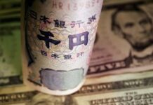 Dollar rises against yen and Aussie as focus turns to upcoming US data