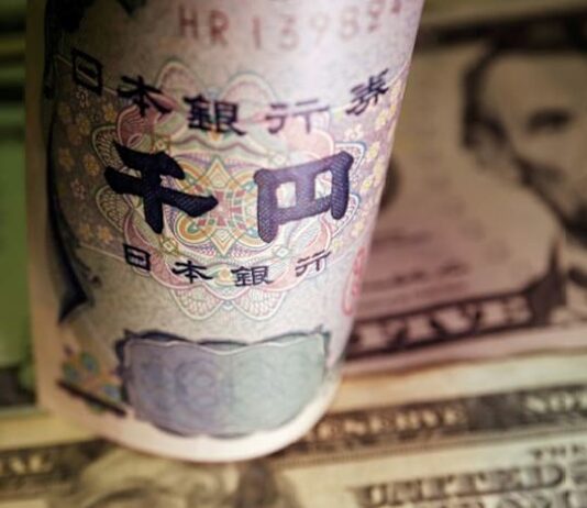 Dollar rises against yen and Aussie as focus turns to upcoming US data