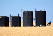 Oil falls after loadings resume at key Russian export hub