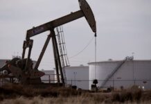 Oil prices fall as rising US inventories reinforce oversupply concerns