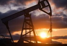 Oil slips as loadings resume at Russian hub; markets weigh sanctions impact