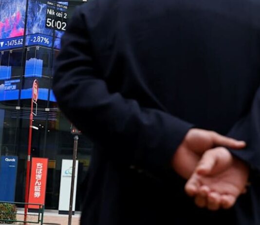 Stocks drop as valuation fears hit tech sector; gold rallies