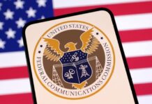 US FCC votes to advance wireless spectrum auction, avoid aviation standoff