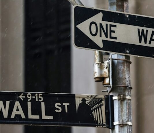 Wall St ends lower as bank CEOs warn of possible pullback, fuelling tech bubble jitters