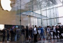 Apple opens iPhone to alternative app stores in Japan