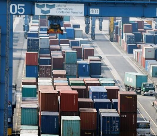 Indonesia to make exporters deposit earnings in state banks, finance ministry says