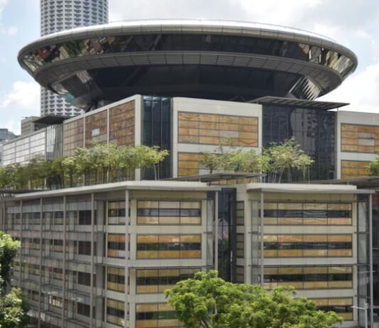 Insurance giant successfully sues 2 ex-staff who lured lucrative client to their future employer