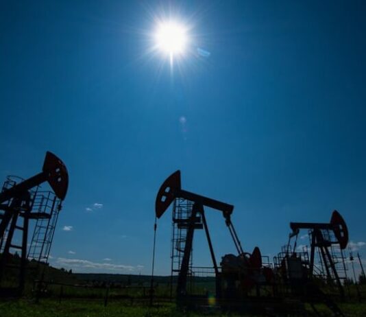 Oil edges down amid ongoing Ukraine talks, ahead of expected US interest rate cut