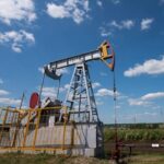 Oil edges up on strong US economic growth, supply risks