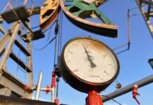 Oil rises slightly as market weighs supply risks