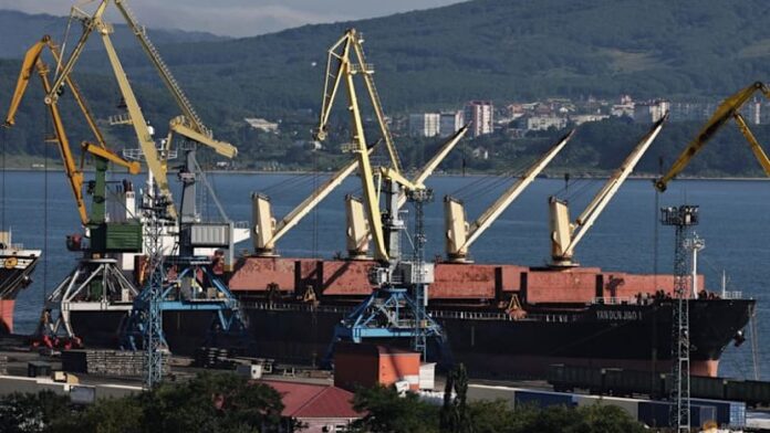 Oil settles up over 2% on dented peace hopes in Ukraine, tensions in Yemen