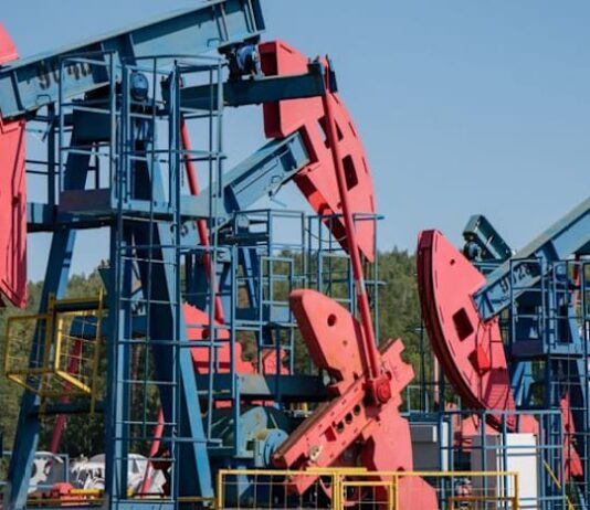 Oil steadies, Ukraine peace talks and US rate decision in spotlight