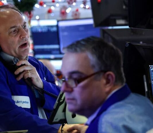 Trading Day: Tech slumps, oil spikes