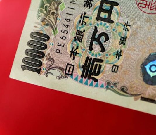 Yen wallows near record lows on cautious BOJ stance despite intervention warnings