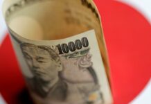 Dollar struggles to rebound as Fed meeting comes into focus