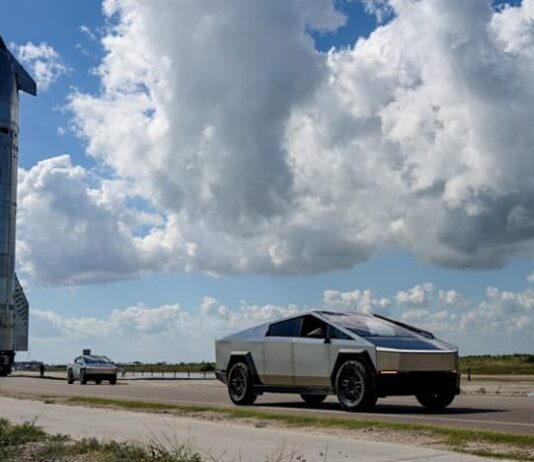Elon Musk’s SpaceX said to consider merger with Tesla, Bloomberg News reports