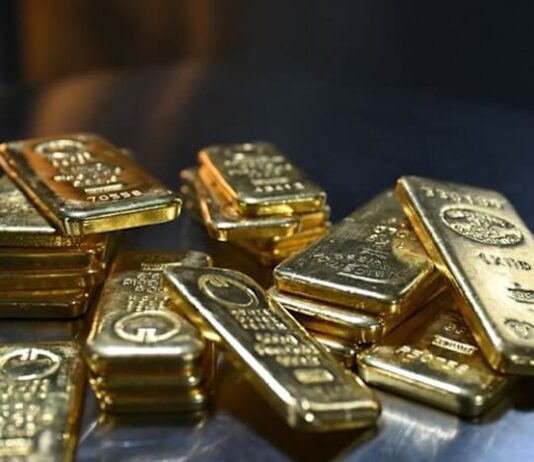 Gold nears $5,600/oz as investors seek safety, silver eyes $120