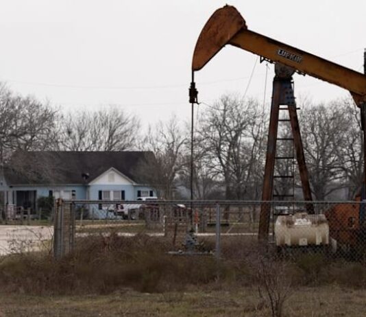 Oil prices rise as harsh winter disrupts US output