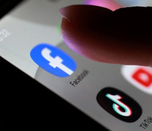 US judge weighs school districts’ addiction claims against social media companies