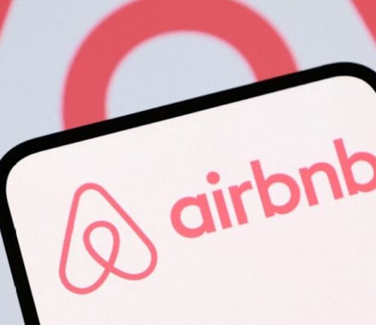 Airbnb forecast revenue above estimates on premium rentals demand