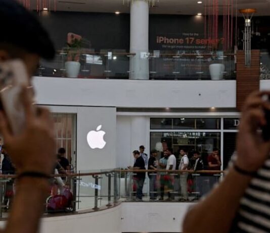 Apple in talks with banks to start payment service in India, Bloomberg News reports