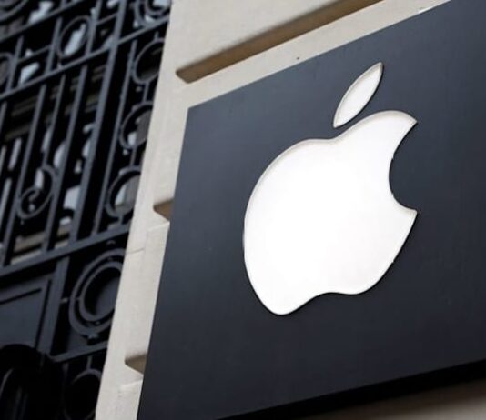 Apple plans to allow external voice-controlled AI chatbots in CarPlay, Bloomberg News reports