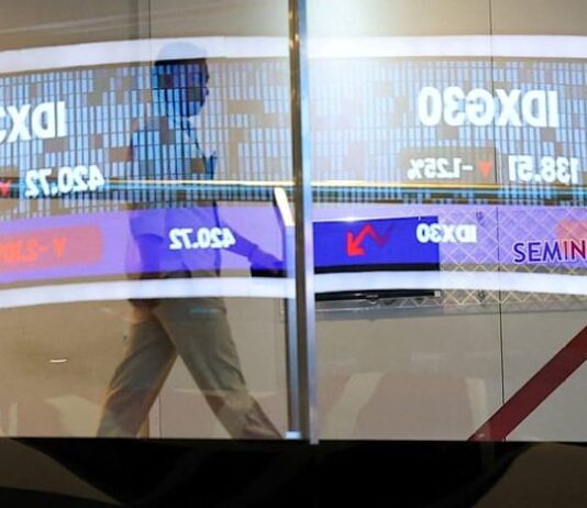 Exclusive-Indonesia bourse to phase in 15% free-float rule, may batch firms by readiness