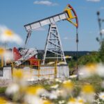 Oil climbs as US-Iran tensions keep supply risks in focus