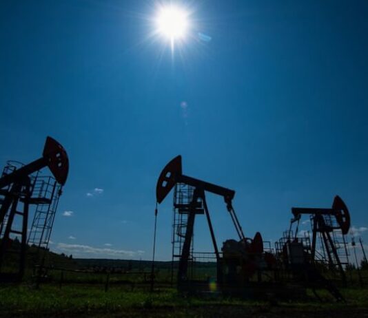 Oil edges higher as traders weigh progress in US-Iran talks