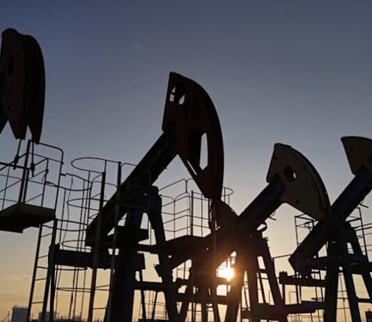 Oil falls by over $1 per barrel as Iran talks in focus
