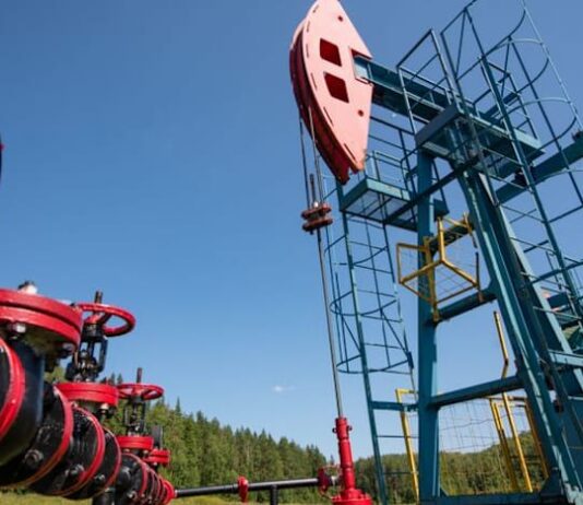 Oil falls on possible US-Iran de-escalation, firm dollar