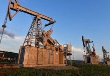 Oil prices edge lower after US, Iran extend talks