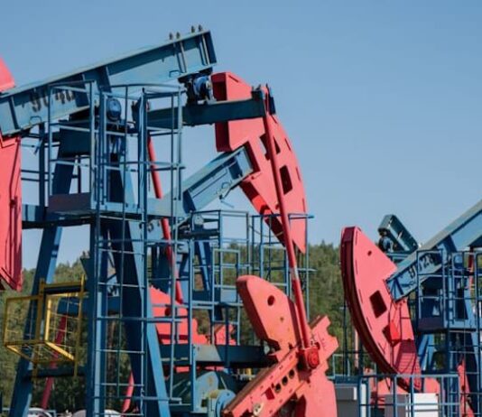 Oil rises to near seven-month highs on US-Iran tensions