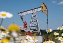 Oil set for weekly drop as Iran risks recede, oversupply concerns