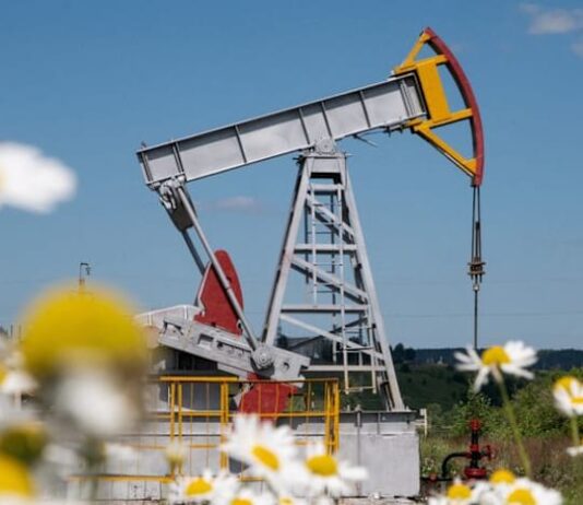 Oil set for weekly drop as Iran risks recede, oversupply concerns