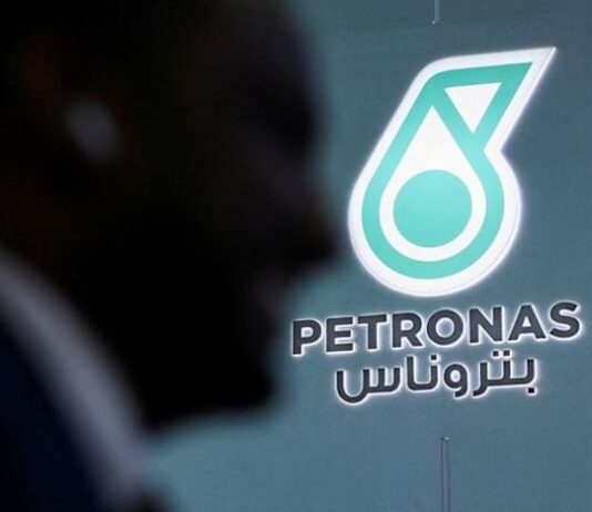 Petronas signs 20-year LNG supply deal with QatarEnergy