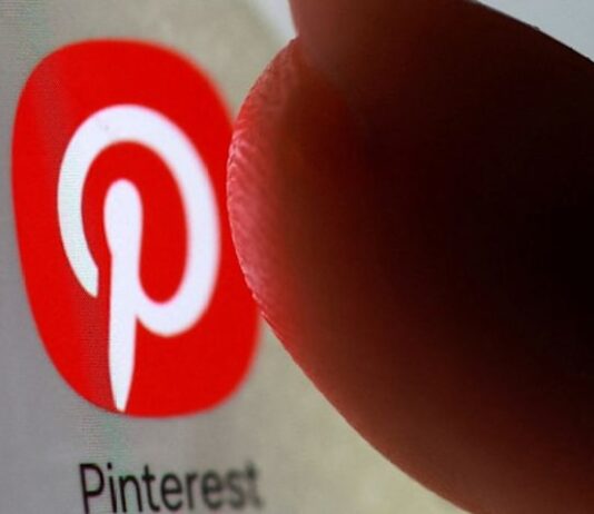 Pinterest forecasts downbeat revenue as it battles for digital ad dollars; shares plunge