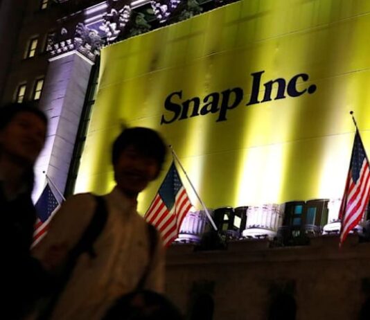 Snap forecasts quarterly revenue below estimates as ad competition hurts